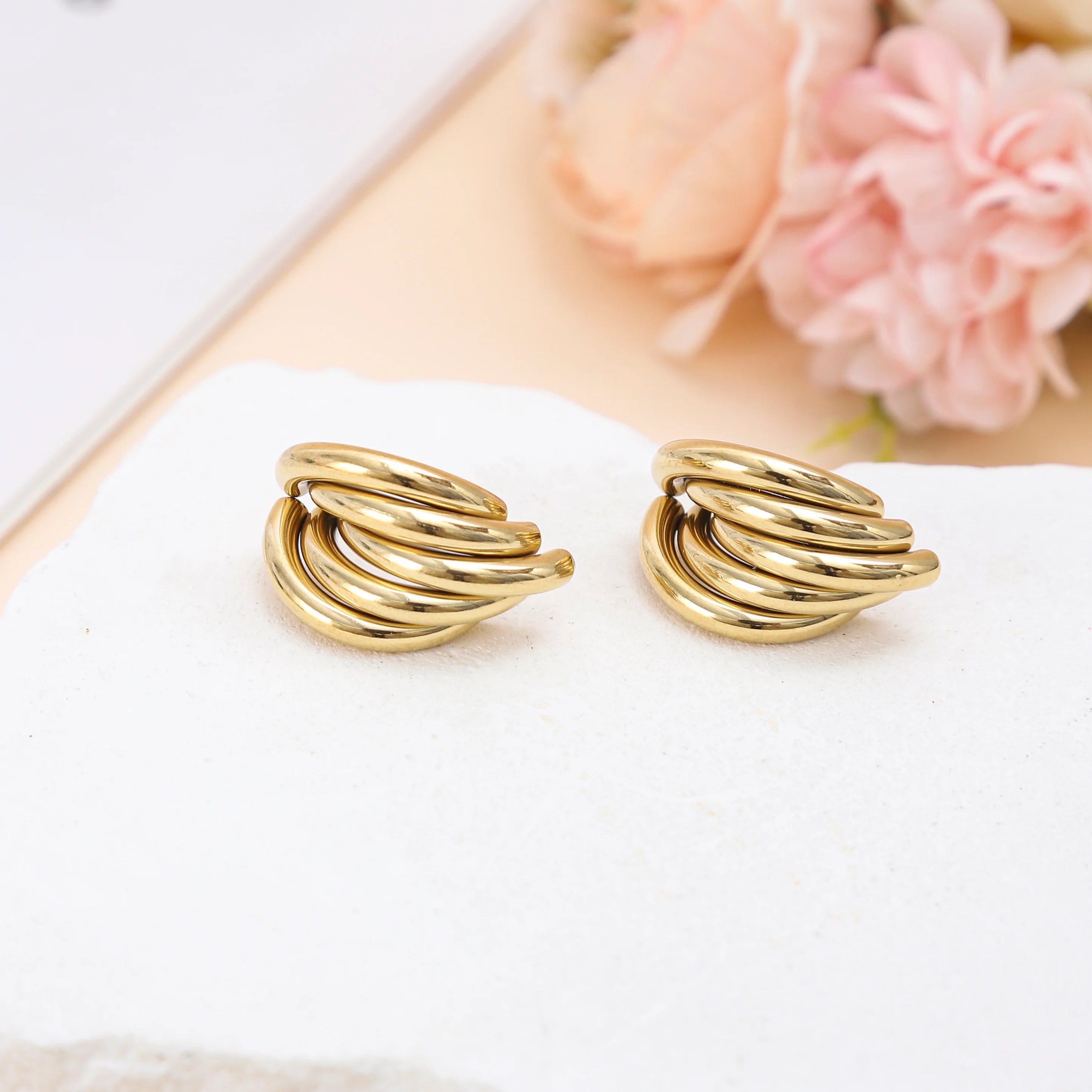 FUSION - Boucles d’Oreilles Entrelacées Demi-Anneaux