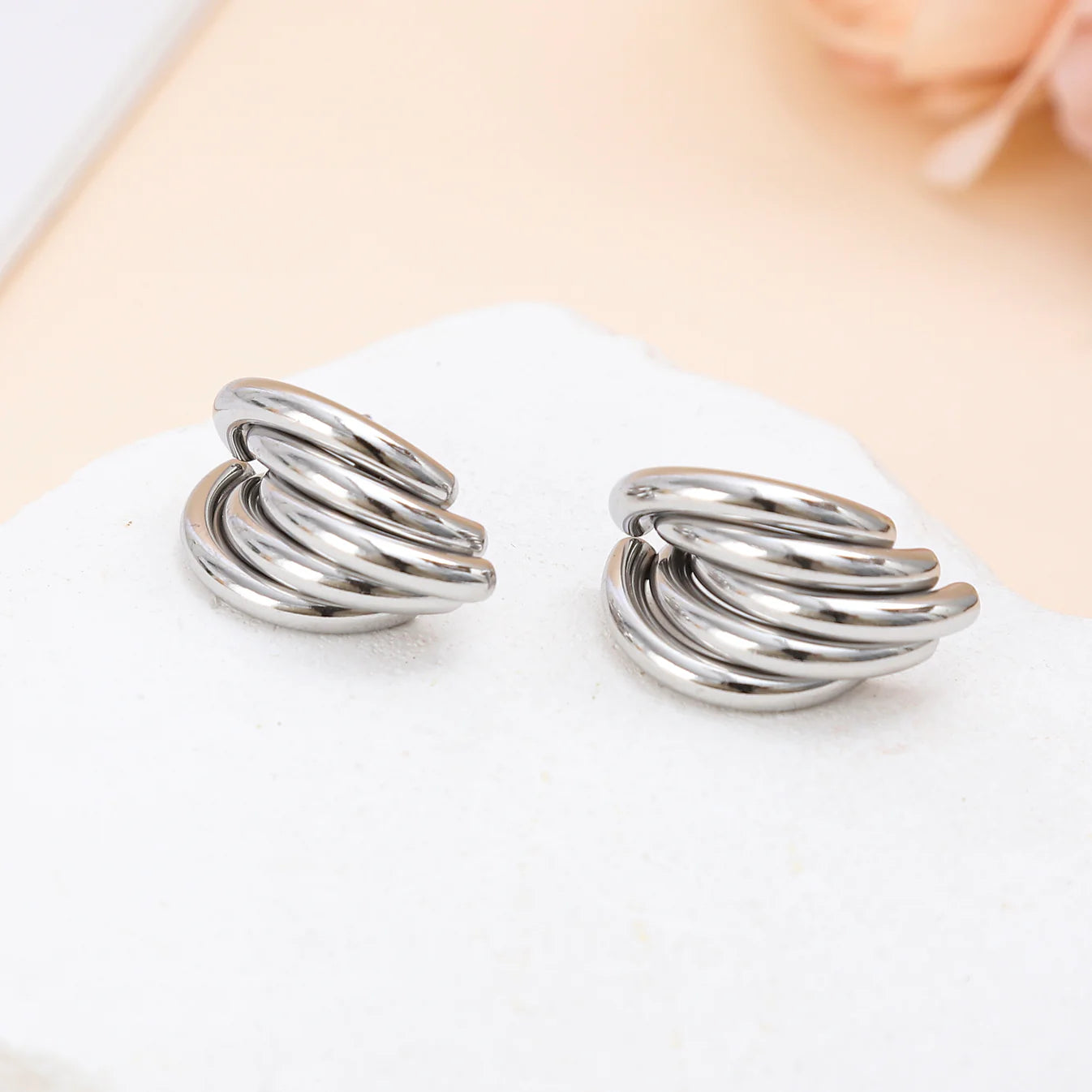 FUSION - Boucles d’Oreilles Entrelacées Demi-Anneaux